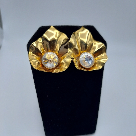 Vintage Large Goldtone Flower w/Crystal Center. - Picture 3 of 11